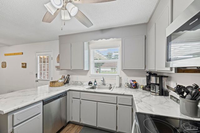 1601 Kauai Ct, Gulf Breeze, FL 32563