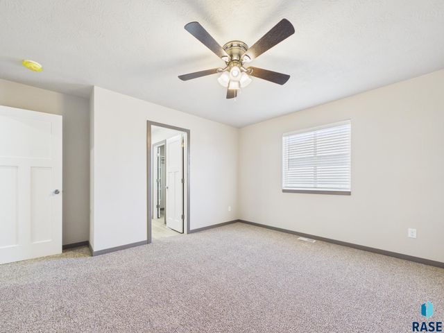 915 Birch St Street, Harrisburg, SD 57032