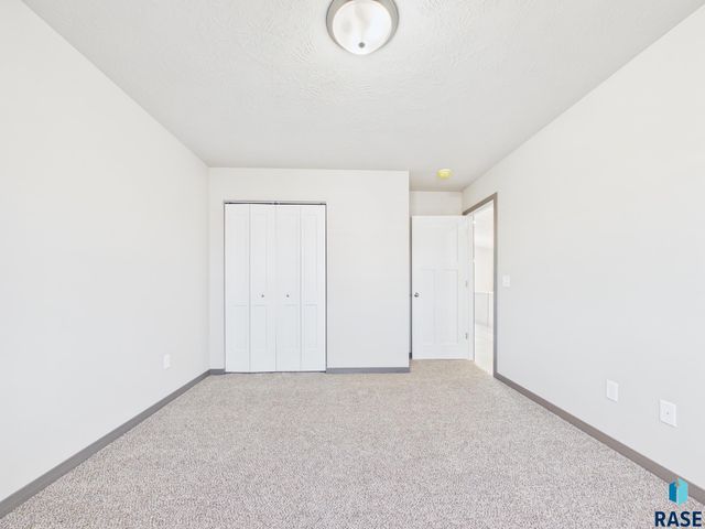 915 Birch St Street, Harrisburg, SD 57032