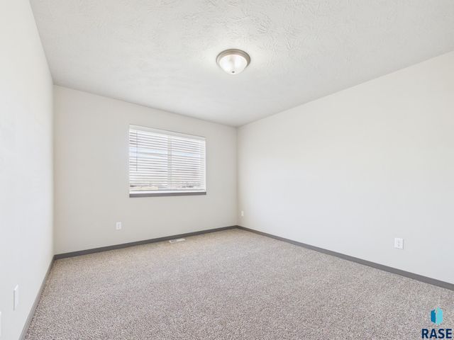 915 Birch St Street, Harrisburg, SD 57032