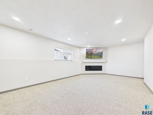 915 Birch St Street, Harrisburg, SD 57032