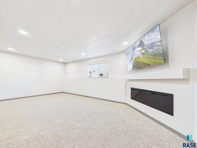 915 Birch St Street, Harrisburg, SD 57032