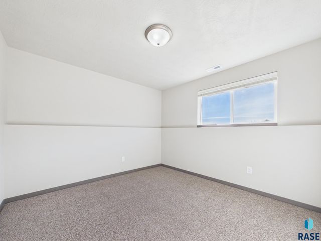 915 Birch St Street, Harrisburg, SD 57032