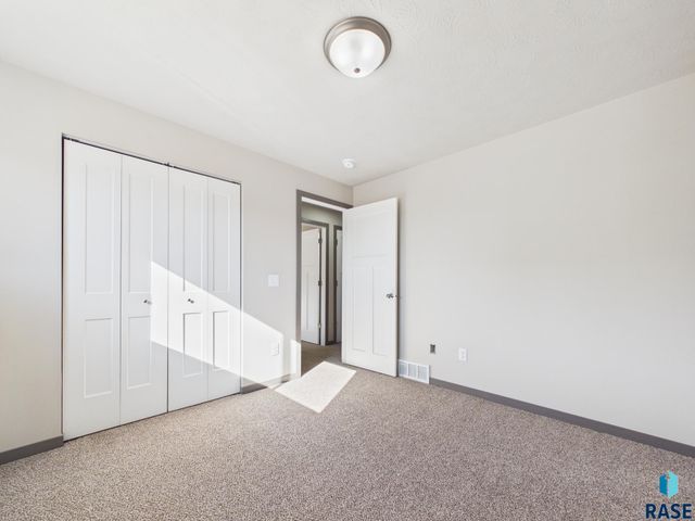 915 Birch St Street, Harrisburg, SD 57032