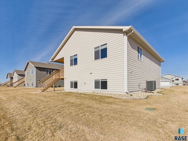 915 Birch St Street, Harrisburg, SD 57032