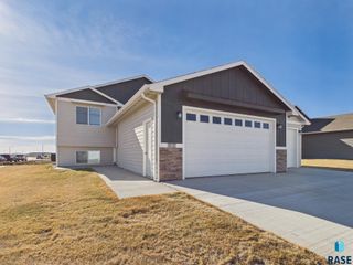 915 Birch St Street, Harrisburg, SD 57032