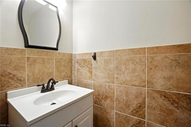 590 Tenbee LN, Virginia Beach, VA 23451