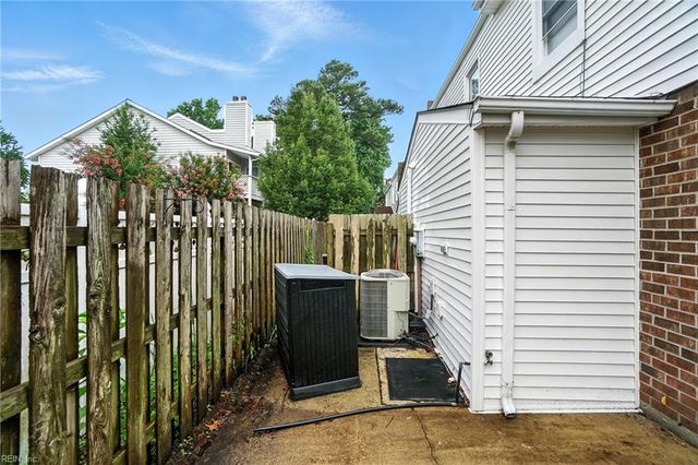 590 Tenbee LN, Virginia Beach, VA 23451