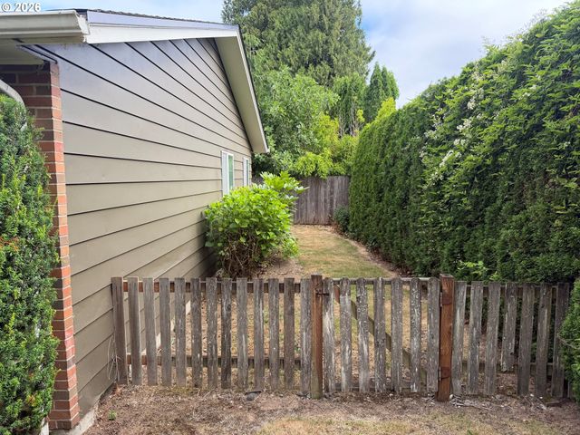 880 Nw FLORENCE Ave, Gresham, OR 97030