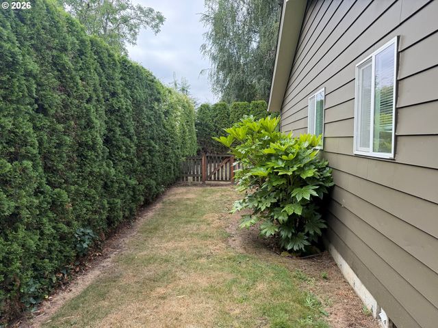 880 Nw FLORENCE Ave, Gresham, OR 97030
