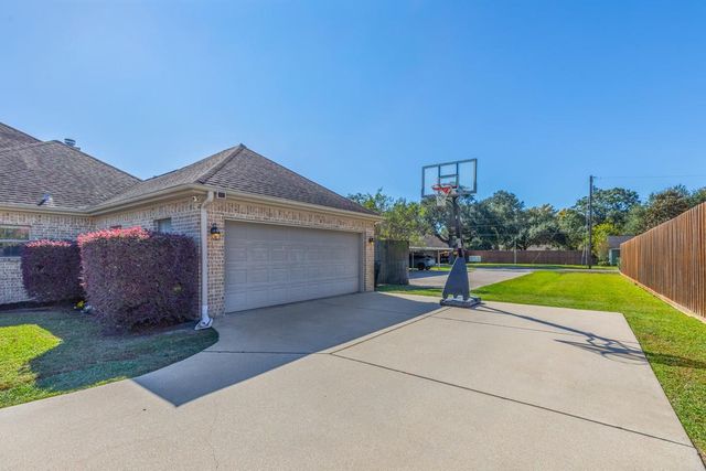 913 Doornbos Lane, Nederland, TX 77627