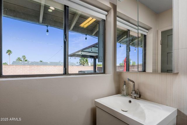 6802 E OAK Street, Scottsdale, AZ 85257