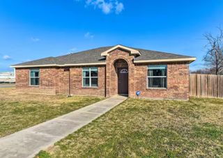 1233 Canyon Oaks Drive, Lancaster, TX 75146