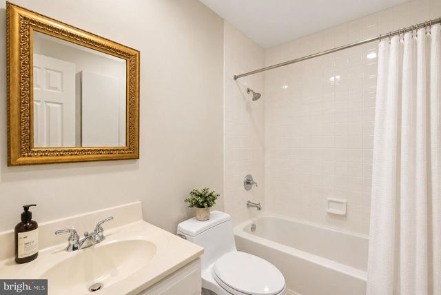3915 HILLANDALE CT NW, Washington, DC 20007