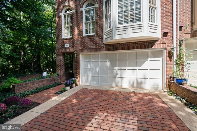 3915 HILLANDALE CT NW, Washington, DC 20007