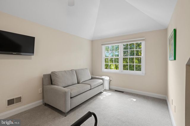 3915 HILLANDALE CT NW, Washington, DC 20007