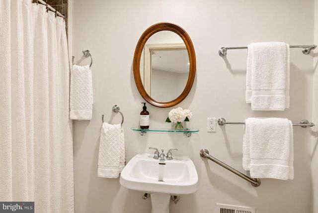 3915 HILLANDALE CT NW, Washington, DC 20007