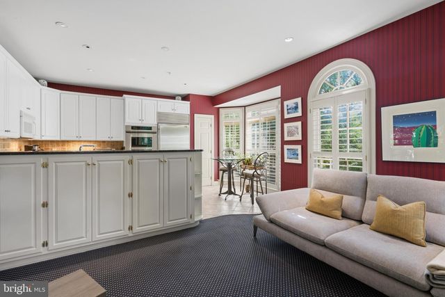 3915 HILLANDALE CT NW, Washington, DC 20007