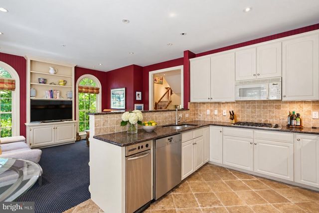 3915 HILLANDALE CT NW, Washington, DC 20007