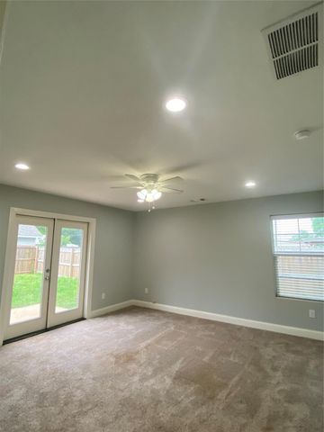 1004 S Armstrong Avenue, Denison, TX 75020