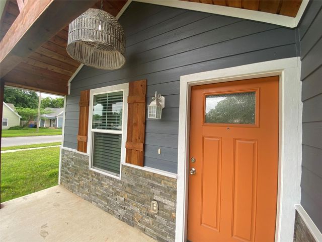 1004 S Armstrong Avenue, Denison, TX 75020