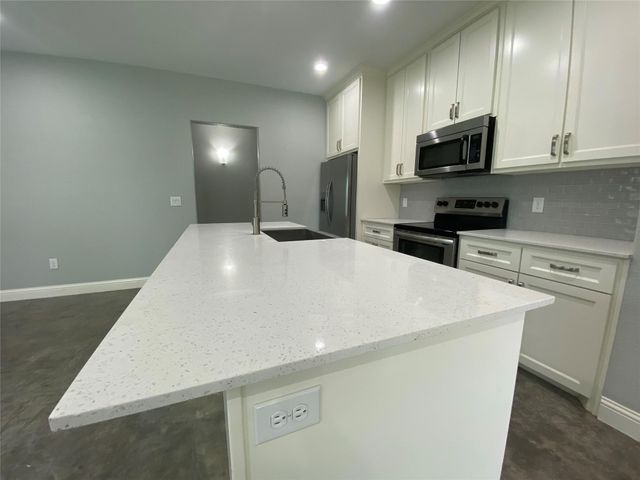 1004 S Armstrong Avenue, Denison, TX 75020