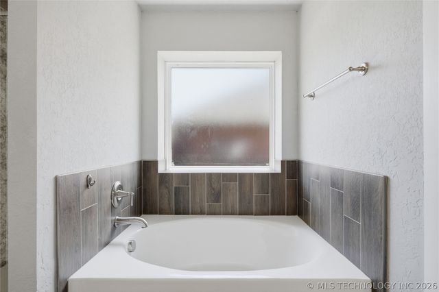 6415 E 146th Street S, Bixby, OK 74008