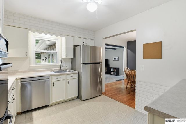 9762 Grover Street, Omaha, NE 68124