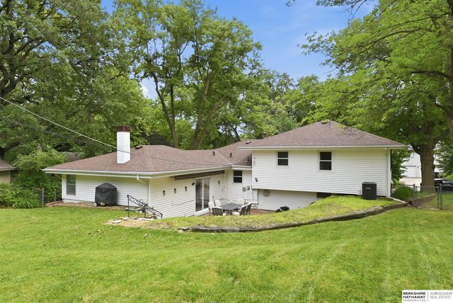 9762 Grover Street, Omaha, NE 68124