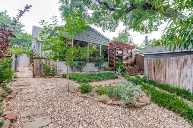 118 N Briscoe Boulevard, Dallas, TX 75211