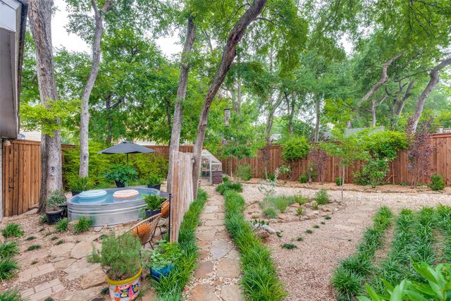 118 N Briscoe Boulevard, Dallas, TX 75211