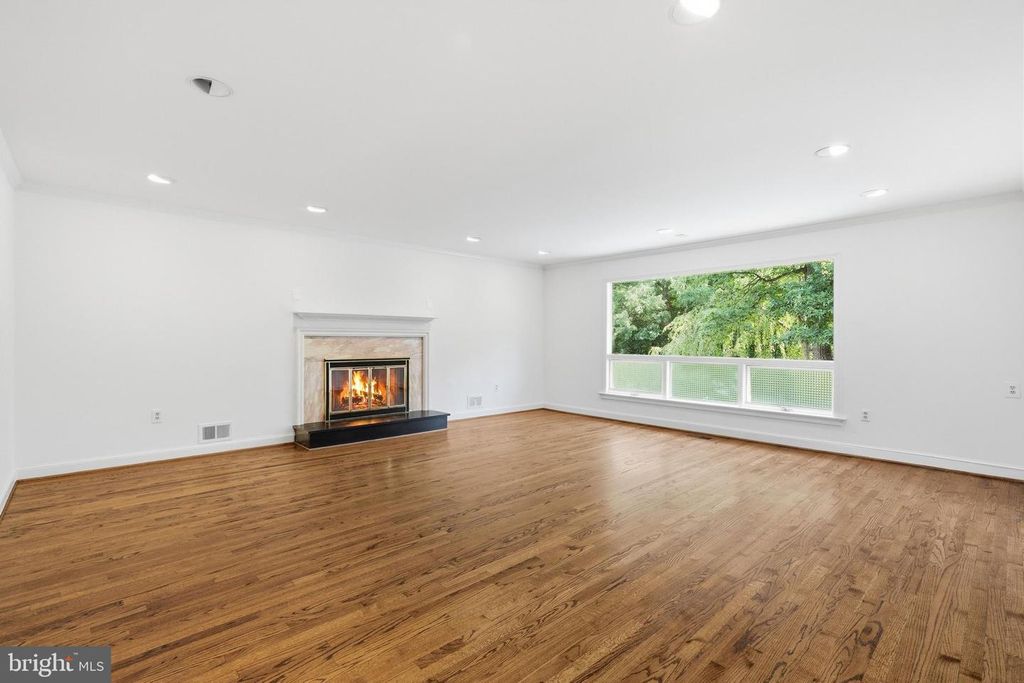 Image 8 of property listing at 7010 OREGON AVE NW, Washington, DC 20015