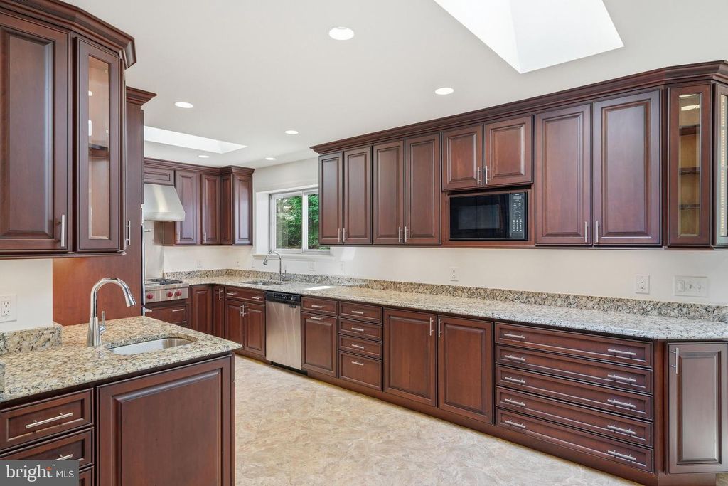 Image 9 of property listing at 7010 OREGON AVE NW, Washington, DC 20015