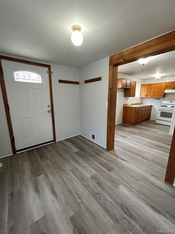 33 S Tasmania Street, Pontiac, MI 48342