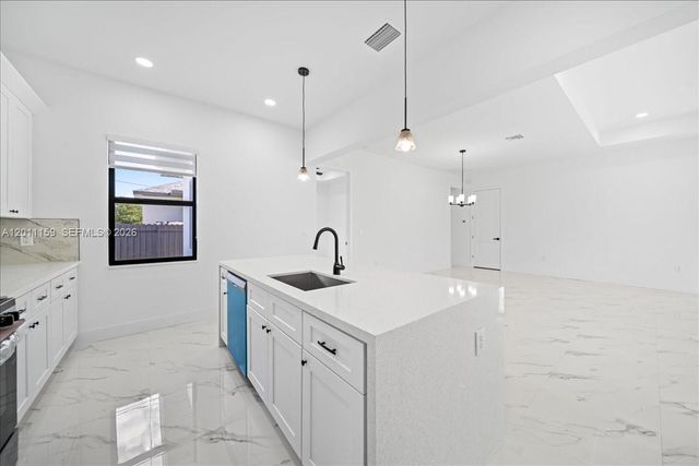 2220 NE 9th PL, Cape Coral, FL 33909