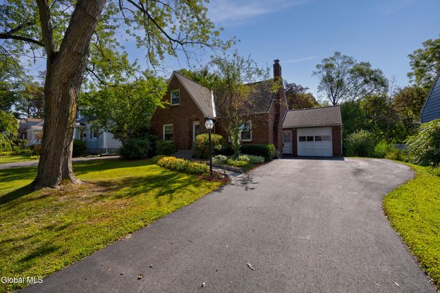 2324 Niskayuna Drive, Niskayuna, NY 12309