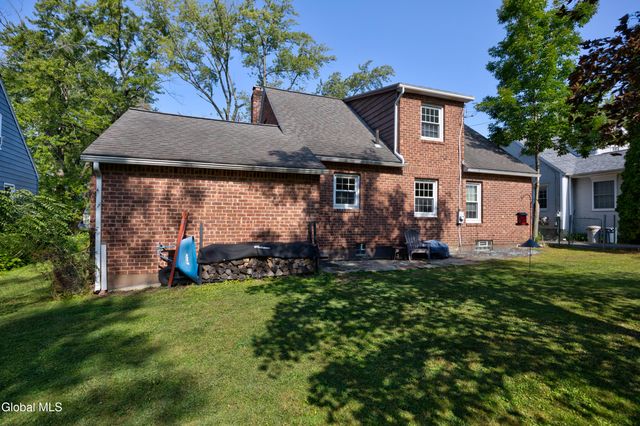 2324 Niskayuna Drive, Niskayuna, NY 12309