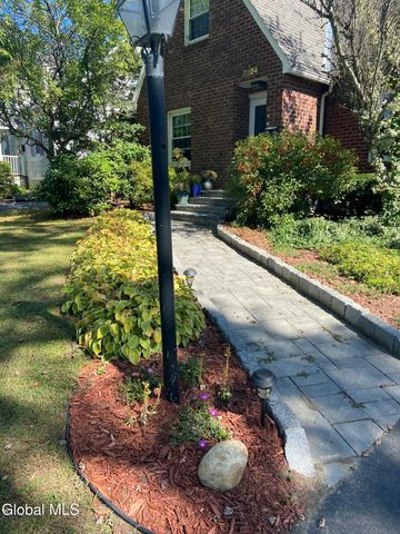 2324 Niskayuna Drive, Niskayuna, NY 12309