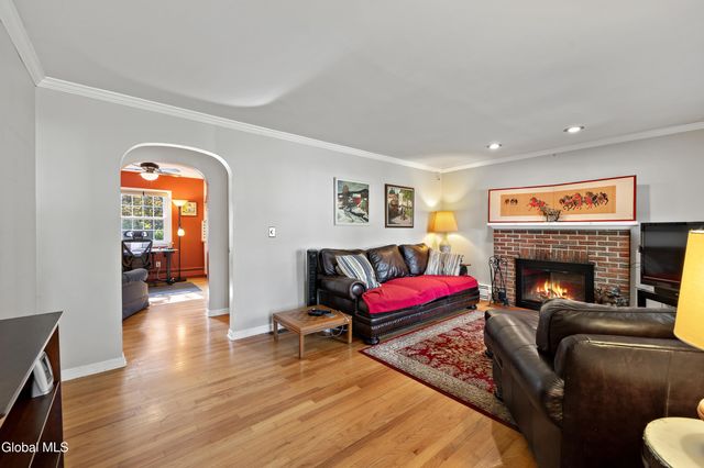 2324 Niskayuna Drive, Niskayuna, NY 12309