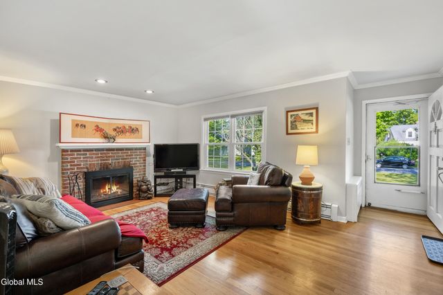 2324 Niskayuna Drive, Niskayuna, NY 12309