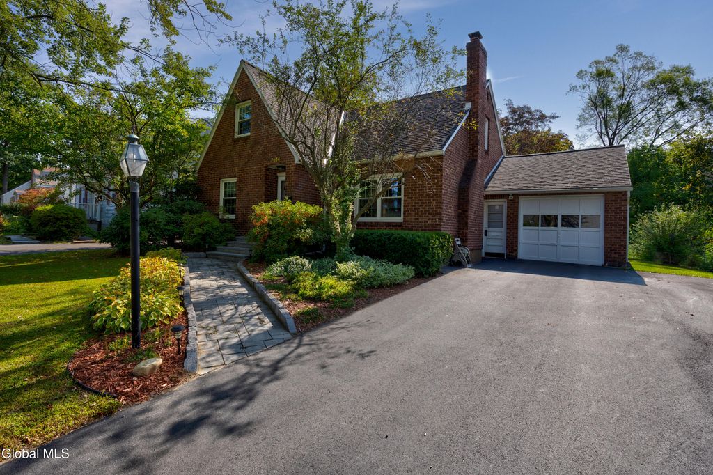 2324 Niskayuna Drive, Niskayuna, NY 12309