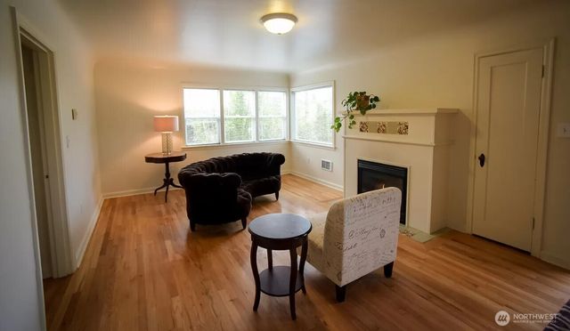 9202 17th Avenue SW, Seattle, WA 98106