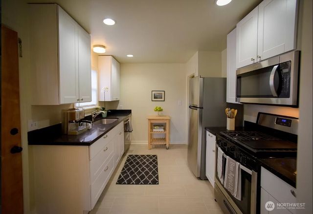 9202 17th Avenue SW, Seattle, WA 98106