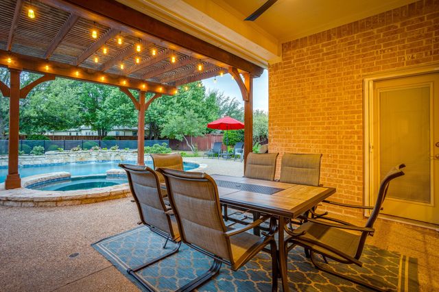 912 Thomas Crossing Drive, Fort Worth, TX 76028