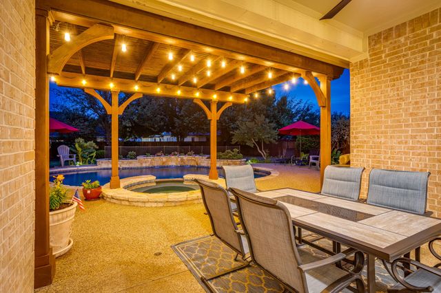 912 Thomas Crossing Drive, Fort Worth, TX 76028
