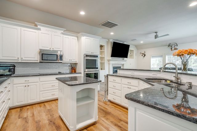912 Thomas Crossing Drive, Fort Worth, TX 76028