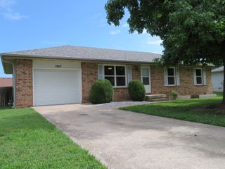 1007 East Parkview Street, Ozark, MO 65721