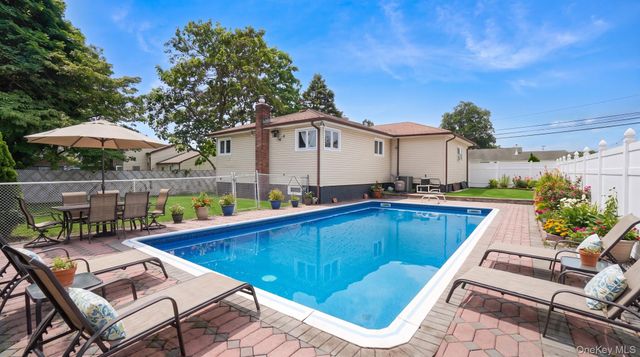 91 Mohawk Avenue, Deer Park, NY 11729