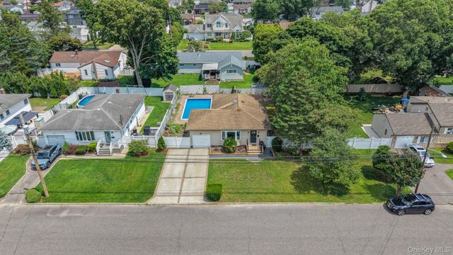 91 Mohawk Avenue, Deer Park, NY 11729