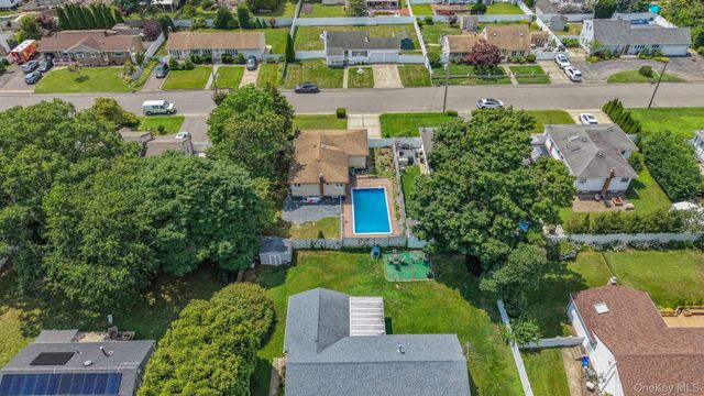 91 Mohawk Avenue, Deer Park, NY 11729